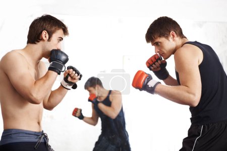 Téléchargez les photos : Des hommes, des combats et des arts martiaux s'entraînent sur le ring avec un partenaire de combat pour les techniques d'autodéfense au dojo. Homme ou combattant en kick boxing, karaté ou MMA pour match de jujitsu, sport ou face off. - en image libre de droit