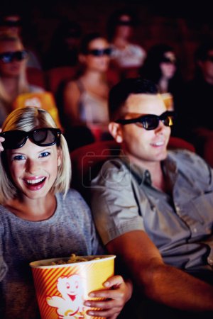 Téléchargez les photos : Lunettes 3D, couple heureux et pop-corn, regarder un film ou manger à un rendez-vous romantique ensemble. Soirée cinéma, homme et femme au cinéma avec snacks, lunettes et sourire assis dans l'auditorium pour se détendre - en image libre de droit