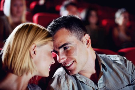 Téléchargez les photos : Cinéma, rendez-vous et heureux couple regardant le film, sourire et nuit romantique ensemble pour le spectacle. Théâtre, homme et femme avec amour, confiance et soin assis dans l'auditorium public pour se détendre au premier film. - en image libre de droit