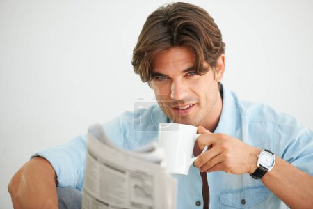 Foto de Periódico, café y retrato del hombre leyendo información y relajándose en una mañana de fin de semana en casa. Persona feliz, inteligente y masculina bebiendo café con leche y disfrutando de un diario diario en apartamento moderno. - Imagen libre de derechos