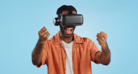 Téléchargez les photos : Gamer man, réalité virtuelle et lunettes en studio à la main, cliquez et glissez en métaverse par fond bleu. Person, vision AR et expérience utilisateur 3D futuriste avec grab, cyber ui et monde numérique. - en image libre de droit
