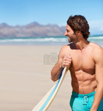 Foto de Surf, fitness y hombre feliz en una playa con tabla de surf para entrenar, hobby o diversión en la naturaleza. El agua, los deportes y el surfista masculino se relajan en el mar para viajar, la libertad y el entrenamiento de aventura en Hawaii. - Imagen libre de derechos