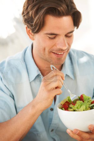 Téléchargez les photos : Homme, salade et alimentation saine, alimentation et déjeuner avec bien-être, repas avec sourire et nutrition. Santé, dîner et bol dans les mains avec de la laitue et des légumes pour perdre du poids, la faim et l'autosoin. - en image libre de droit