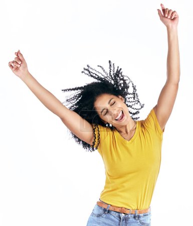 Téléchargez les photos : Excité, dansant et une femme en studio avec une énergie heureuse pour la motivation ou la célébration. Gagnant, amusant et un jeune isolé sur un fond blanc se déplaçant pour se détendre ou acclamer pour la liberté ou le succès. - en image libre de droit