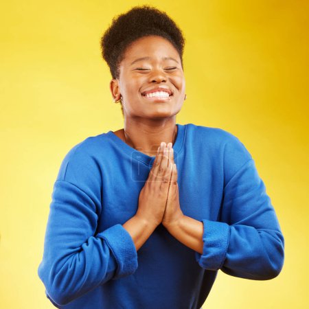 Téléchargez les photos : Merci, les mains et la femme noire priant dans le studio heureux, soulagement et reconnaissant sur fond jaune. Bénédiction, gratitude et sourire féminin africain pour les bonnes nouvelles, le résultat ou les résultats, la solution ou la réponse. - en image libre de droit