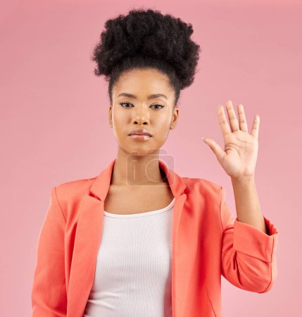 Foto de Mujer africana, mano y parada en retrato, estudio u opinión para protestar, votar o icono por fondo rosa. Chica, palma abierta y lenguaje de señas con voz, emoji y afro con revisión, retroalimentación o advertencia. - Imagen libre de derechos