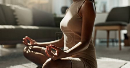 Téléchargez les photos : Femme, yoga et lotus sur le sol, les mains et la paix pour l'équilibre du chakra, se détendre et respirer dans le salon. Fille, méditation et spirituelle avec entraînement pilates, bien-être et fitness pour la pleine conscience zen. - en image libre de droit
