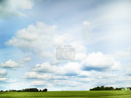 Téléchargez les photos : Ciel bleu, nuages et nature, campagne et paysage avec soleil, environnement et éléments. Atmosphère, texture et Terre de jour, temps nuageux et extérieur avec paix, champ et arrière-plan. - en image libre de droit