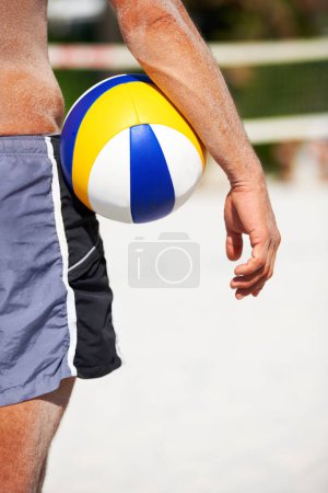 Téléchargez les photos : Volleyball de plage, mains et sportif avec balle pour le jeu en plein air, la compétition ou le défi du tournoi. Pratique, nature sable et gros plan athlète prêt pour l'entraînement de remise en forme, d'exercice ou d'entraînement. - en image libre de droit