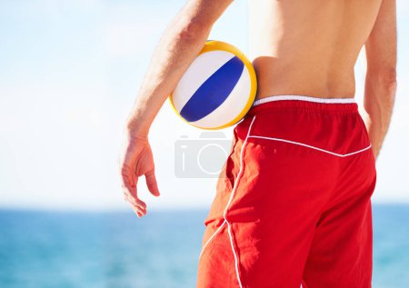 Téléchargez les photos : Volleyball de plage, personne de dos ou de sport avec balle pour le jeu en plein air, la compétition ou regarder l'eau, l'océan ou les vagues de mer. Ciel naturel, liberté ou mains d'athlète prêtes pour la forme physique, l'entraînement ou la compétition. - en image libre de droit
