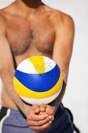 Téléchargez les photos : Volleyball de plage, mains et sportif frappent la balle pour servir, la performance d'entraînement ou la compétition de jeu en plein air. Soleil, nature et athlète compétitif pour le fitness, l'exercice et le match d'été. - en image libre de droit