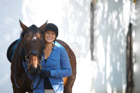 Téléchargez les photos : Sourire, portrait et une femme avec un cheval pour le sport, l'entraînement à la ferme et l'équitation pour passe-temps. Heureux, aventurier et jeune cavalier avec un animal pour l'exercice équestre pour la compétition ou la course dans la nature - en image libre de droit