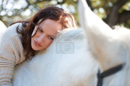 Téléchargez les photos : Nature, sourire et femme allongée sur son cheval dans une ferme de plein air pour les courses sportives. Amour, bonheur et jeunesse du Canada avec son animal équestre ou son animal de compagnie dans un ranch rural pour l'aventure - en image libre de droit