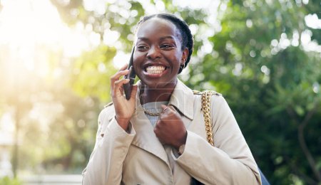 Téléchargez les photos : Femme noire excitée et téléphone en plein air, conversation d'affaires et parler au contact. Smartphone, chat dans le parc et heureux Africain écouter de bonnes nouvelles, gagnant ou succès sur la technologie mobile. - en image libre de droit