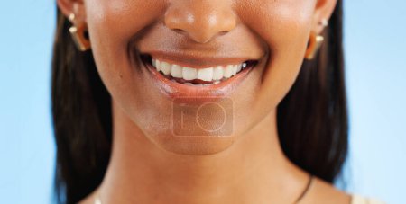Téléchargez les photos : Blanchiment des dents, gros plan dentaire et femme avec sourire pour les soins buccodentaires, le bien-être et la bouche sur fond bleu. Beauté, hygiène et orthodontie avec peau, cosmétiques et santé en studio avec placages. - en image libre de droit