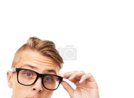 Téléchargez les photos : Spectacles, demi-visage et portrait d'homme dans un studio avec expression faciale confuse, douteuse ou scintillante. Optométrie, santé et jeune homme avec des lunettes ou des lunettes isolées par un fond blanc. - en image libre de droit