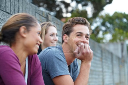 Téléchargez les photos : Conversation, heureux et les gens en plein air sur la route d'un trottoir de quartier extérieur. Sourire, discussion et jeunes amis du Canada qui parlent, rient et s'unissent pour communiquer dans la rue. - en image libre de droit