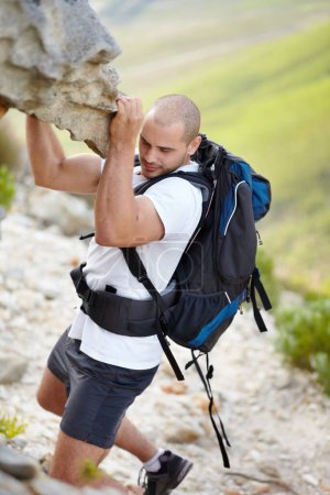Téléchargez les photos : Homme avec sac à dos, escalade et randonnée aventure en montagne avec nature, liberté et puissance. Voyage, trekking et pendaison, personne forte dans la campagne sur le voyage naturel en plein air avec fitness - en image libre de droit