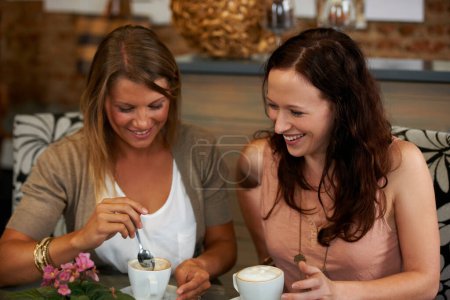 Foto de Mujeres amigas, riéndose y hablando en cafetería para reunirse, pensando y contentas con beber juntas por la memoria. Chica, cafetería y relajarse con el chat, conversación y broma divertida para chismes, historia o noticias. - Imagen libre de derechos