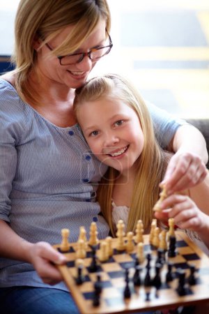 Foto de Retrato, feliz y una madre y un niño con ajedrez para la educación, la estrategia y la enseñanza de un juego. Sonrisa, familia y una niña, un niño y una madre con un tablero para aprender un pasatiempo, jugar y vincularse en casa. - Imagen libre de derechos