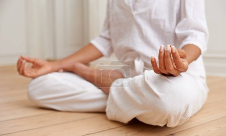 Téléchargez les photos : Zen, lotus et yoga, mains de femme sur le sol dans la salle de gym pour la paix et l'entraînement de pleine conscience. Détendez-vous, méditation et défi mental, fille en séance d'entraînement pour l'équilibre du chakra, les soins spirituels et le bien-être de l'âme - en image libre de droit