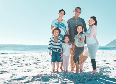 Téléchargez les photos : C'est toujours une bonne journée à la plage. une famille multigénérationnelle passe la journée à la plage - en image libre de droit