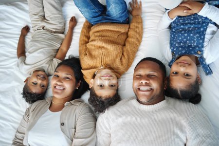 Foto de Mantén tu cabeza fuerte. Retrato de una hermosa familia joven hablando y uniéndose en la cama - Imagen libre de derechos