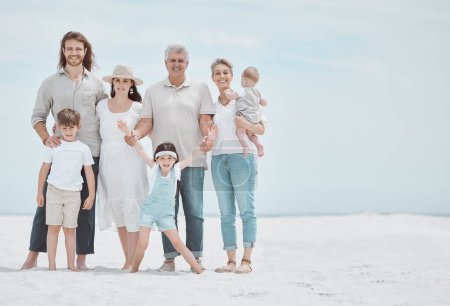 Foto de Diversión familiar en la playa. una familia pasando un día en la playa - Imagen libre de derechos