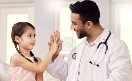 Téléchargez les photos : Tu t'en sors tellement mieux que la dernière fois. un médecin masculin rend visite à une petite fille à la maison - en image libre de droit