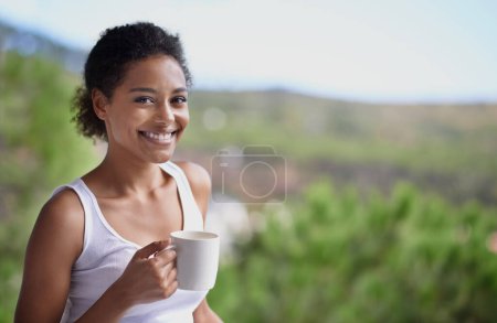 Foto de Su bebida de la mañana siempre ilumina su día. Retrato de una joven disfrutando de una taza de café - Imagen libre de derechos