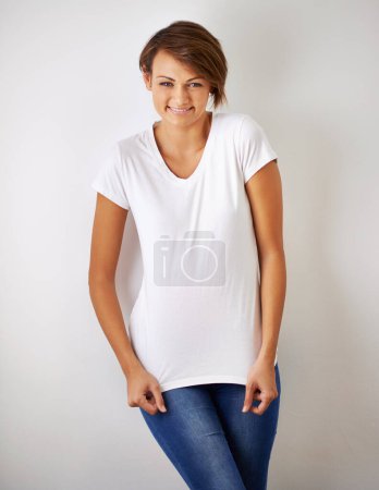 Foto de Tiene agallas. Un retrato recortado de una hermosa joven en jeans y una camiseta - Imagen libre de derechos