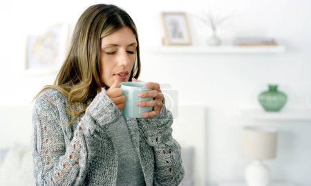 Foto de Esto me pondrá en modo relax. una mujer disfrutando de una taza de café en casa - Imagen libre de derechos