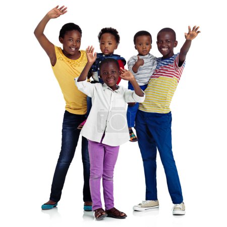 Foto de Una infancia brillante y feliz. Estudio de niños africanos ondeando sobre un fondo blanco - Imagen libre de derechos