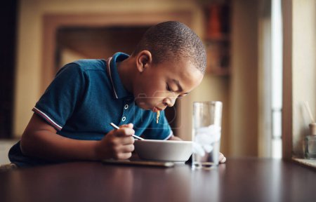 Foto de El infierno nunca dice que no a un tazón de espaguetis. un niño comiendo un tazón de espagueti en casa - Imagen libre de derechos