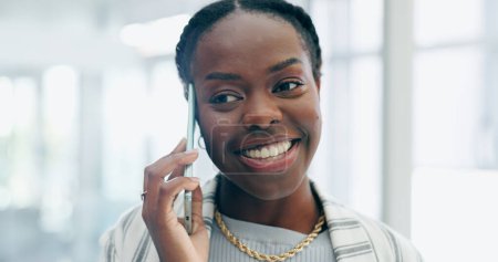 Téléchargez les photos : Femme noire, appel téléphonique d'affaires et sourire au bureau pour le réseautage, la négociation d'affaires et la pensée. Entrepreneur africain excité, smartphone et heureux pour la discussion, conseil de vente et lieu de travail. - en image libre de droit