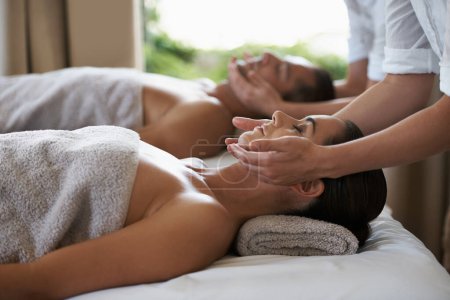 Téléchargez les photos : Des mains miraculeuses. un couple mature bénéficiant d'un massage relaxant - en image libre de droit