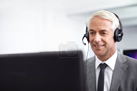 Foto de Telecomunicaciones modernas en los negocios. Un amigable agente de atención al cliente contestando el teléfono - Imagen libre de derechos