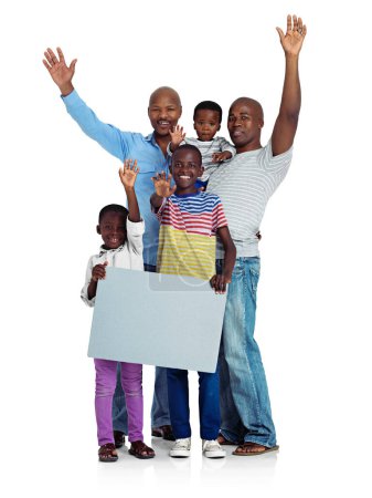 Téléchargez les photos : Heureux d'être ensemble. Plan studio de deux hommes africains avec leurs enfants tenant un tableau blanc, isolés sur du blanc - en image libre de droit
