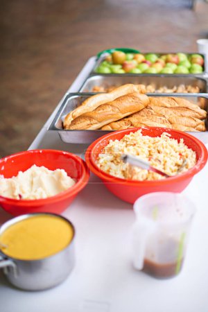 Foto de Proporcionar alimentos nutritivos. La comida en la mesa en el centro infantil - Imagen libre de derechos