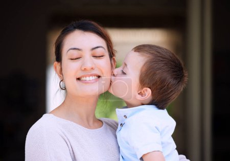 Téléchargez les photos : On s'amuse bien en famille. une mère portant son fils sur le porche à la maison - en image libre de droit