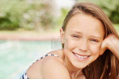 Téléchargez les photos : Être dans la piscine me rafraîchit. une adorable petite fille dehors par une journée ensoleillée - en image libre de droit