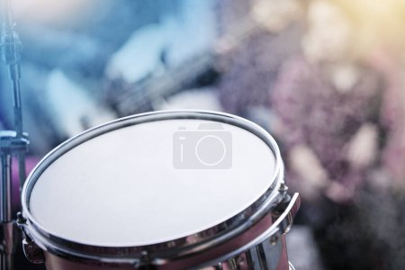 Téléchargez les photos : Les tambours montent en flèche. Plan grand angle d'un tambour monté sur scène - en image libre de droit