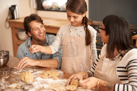 Téléchargez les photos : Ça va être les meilleurs cookies de tous les temps. une famille qui s'amuse à cuisiner dans une cuisine - en image libre de droit