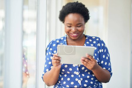 Foto de Una gran herramienta de autogestión para cualquier empresario. una joven empresaria que usa una tableta digital en una oficina moderna - Imagen libre de derechos