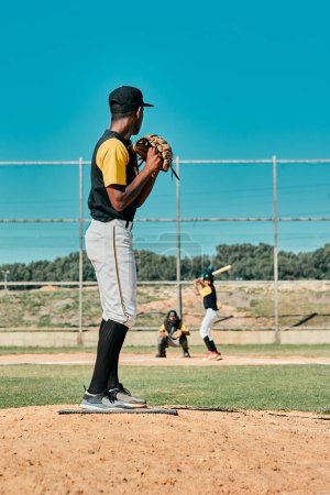 Foto de Un lanzador muy bueno es difícil de vencer. un joven jugador de béisbol preparándose para lanzar la pelota durante un juego al aire libre - Imagen libre de derechos
