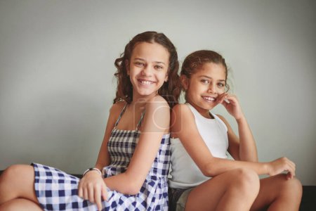 Foto de Nos apoyamos mutuamente. dos chicas jóvenes pasar tiempo juntas en casa - Imagen libre de derechos