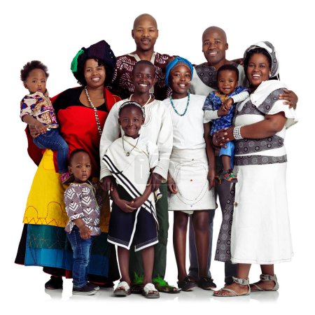 Foto de Una gran familia feliz. Estudio de una familia africana tradicional aislada en blanco - Imagen libre de derechos