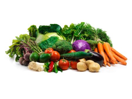 Foto de Todas las opciones para una comida saludable. Captura de estudio de una pila de frutas y verduras sobre un fondo blanco - Imagen libre de derechos
