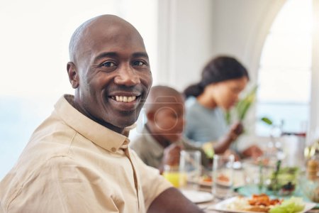 Foto de Disfrutar de tiempo en familia en las cenas y comidas en Acción de Gracias. un hombre almorzando con su familia - Imagen libre de derechos