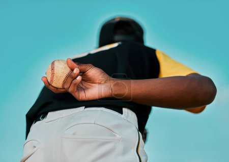 Foto de Espero que tengas lo que se necesita. Vista trasera de un jugador de béisbol sosteniendo la pelota detrás de su espalda - Imagen libre de derechos